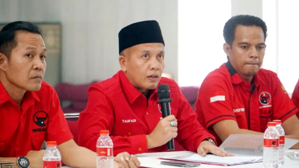 TEGAS: Ketua DPC PDI Perjuangan Pamekasan Taufadi (tengah) memberikan arahan di hadapan kader. (PDI PERJUANGAN UNTUK JPRM)