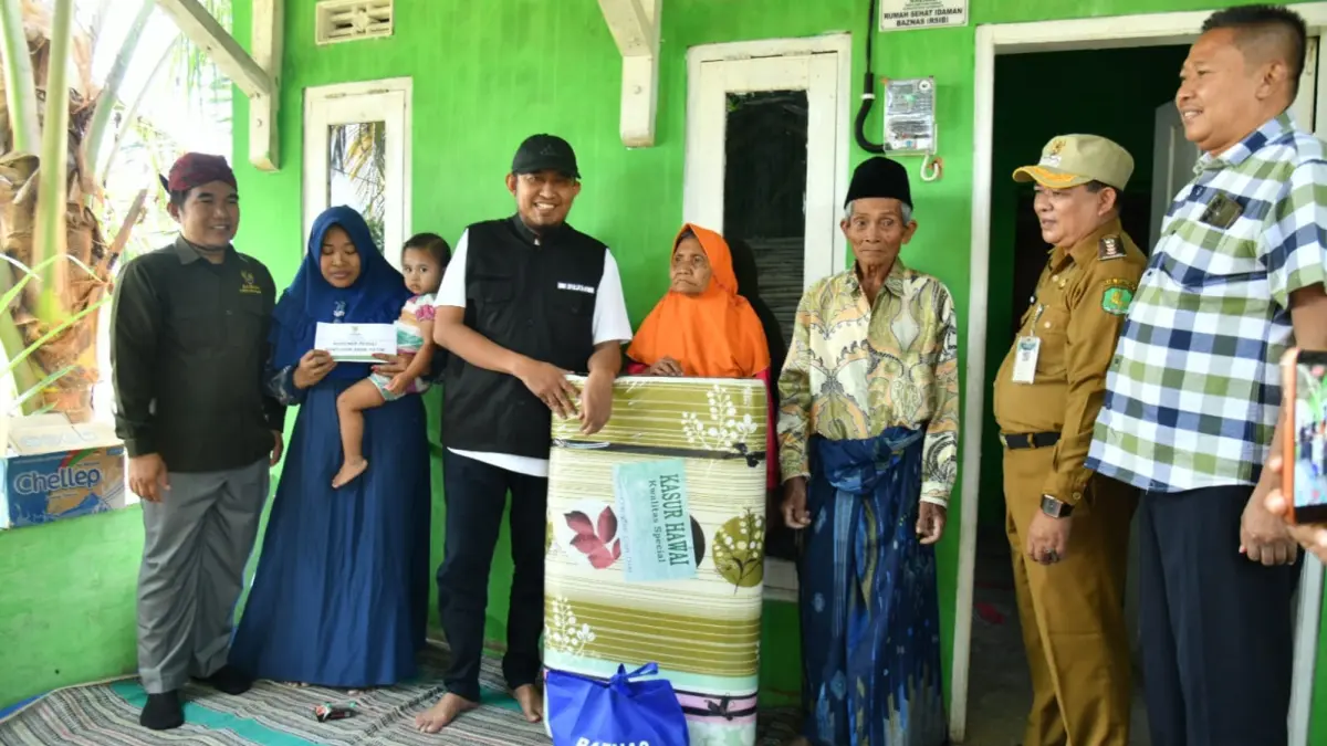 TURUN LANGSUNG: Bupati Sumenep Achmad Fauzi Wongsojudo (pakai rompi) memberikan bantuan kepada penerima program RTLH di Kecamatan Lenteng, Sumenep pada Selasa (28/7).