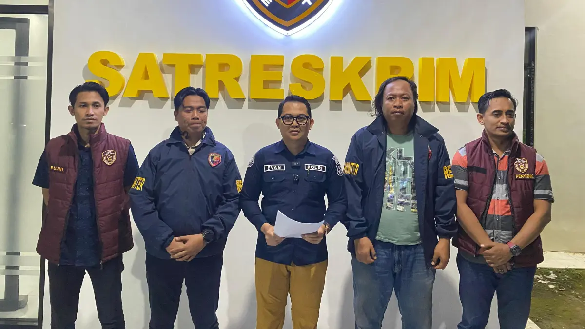 BERI PENJELASAN: Kasihumas Polres Pamekasan Ipda Yoni Evan Pratama (pegang kertas) memimpin konferensi pers.