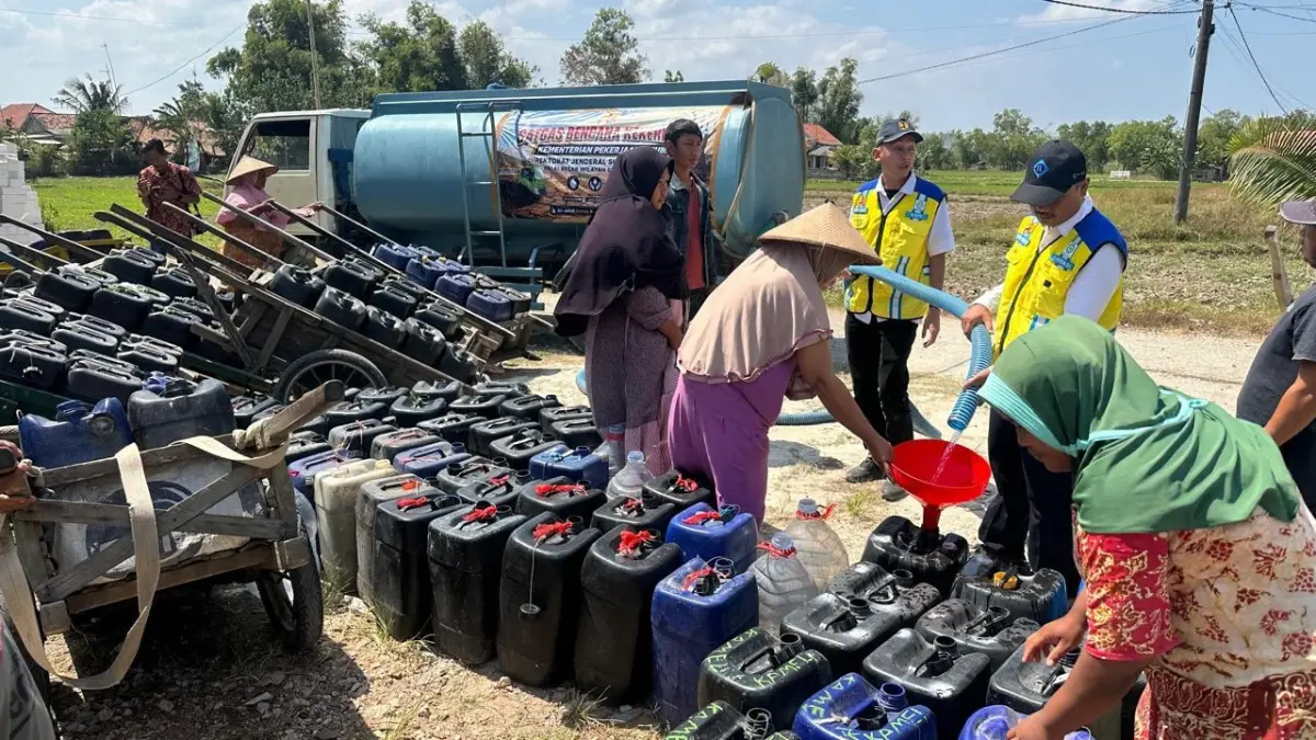 BERMANFAAT: BBWS Brantas saat 
menyalurkan bantuan air bersih terhadap warga terdampak kekeringan di Desa Prancak Kecamatan 
Pasongsongan pada Selasa (28/7).