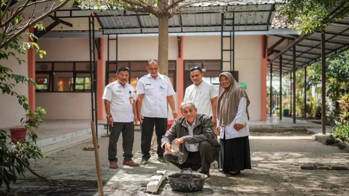 BERSINERGI: Kepala SMAN 1 Kalianget, Hj. Anik Rekno Winarni (kanan) beserta para alumni foto bersama saat peletakan batu pertama Musala Nurul Yaqin pada Rabu (28/7).