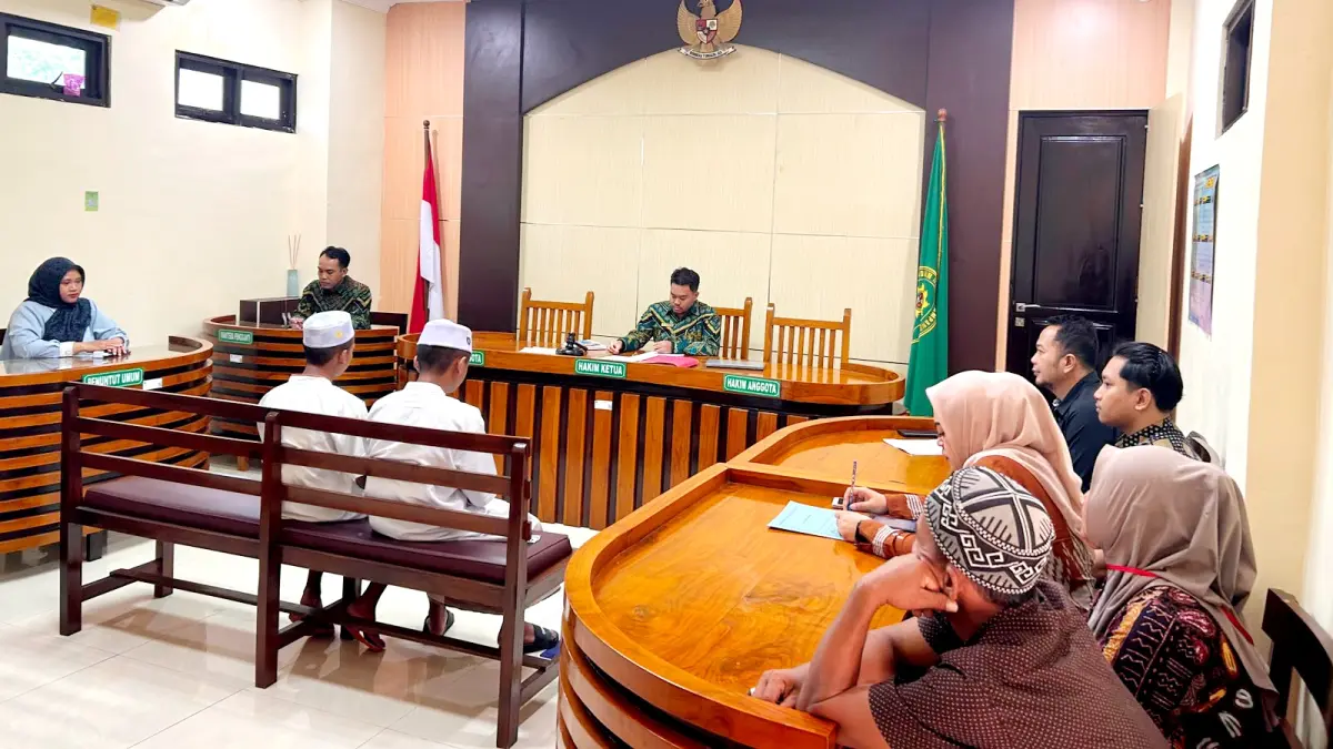 DIADILI: Dua ABH berinisial AP dan MA mengikuti sidang putusan di ruang sidang anak yang ada di Pengadilan Negeri Sampang, Kamis (30/7). (UBAIDILLAHIR RA’IE/JPRM)