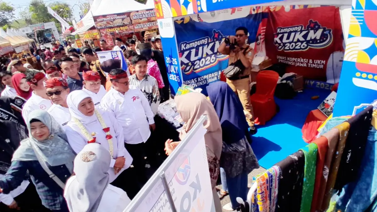 EKONOMI RAKYAT: Bupati Pamekasan KH. Kholilurrahman bersama Gubernur Jawa Timur Khofifah Indar Parawansa saat meninjau Bazar Koperasi dan UMKM pada perayaan Harkopnas Ke-79 Jatim di Taman Arek Lancor. (M. KHOLIL RAMLI/JPRM)
