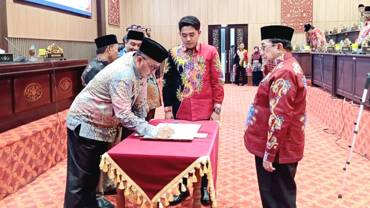 FOKUS: Ketua DPRD Sumenep Zainal Arifin menandatangani nota KUA-PPAS di ruang paripurna kantor dewan setempat, Rabu (29/7). (DPRD UNTUK JPRM)