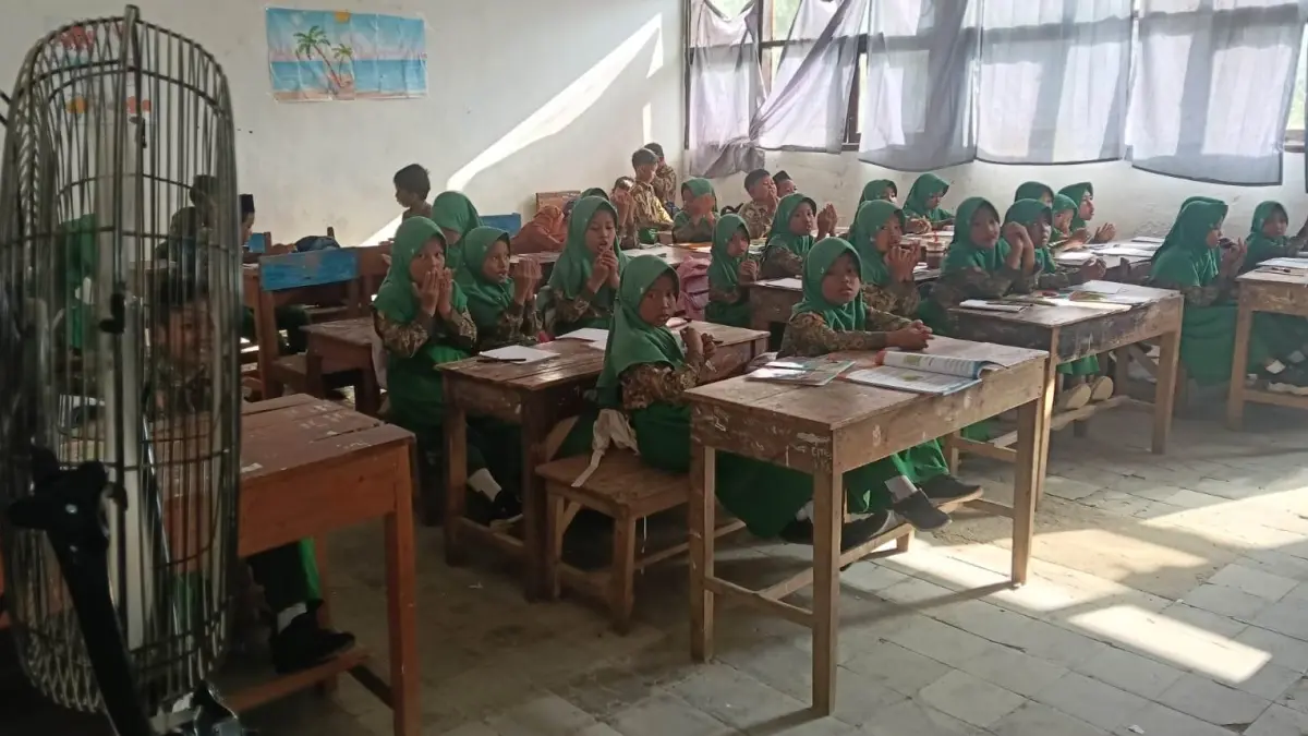 GENERASI EMAS: Siswa SDN Lerpak 2 mengikuti pembelajaran di ruang kelas, Rabu (29/7).