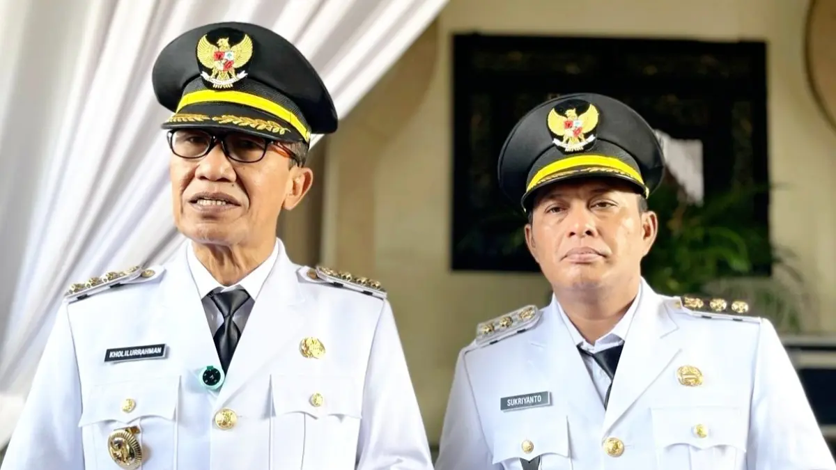 KOMITMEN: Bupati Pamekasan KH. Kholilurrahman dan Wakil Bupati Sukriyanto dalam sesi doorstop dengan awak media di Peringgitan Dalam Pendopo Ronggosukowati. (PROKOPIM UNTUK JPRM)