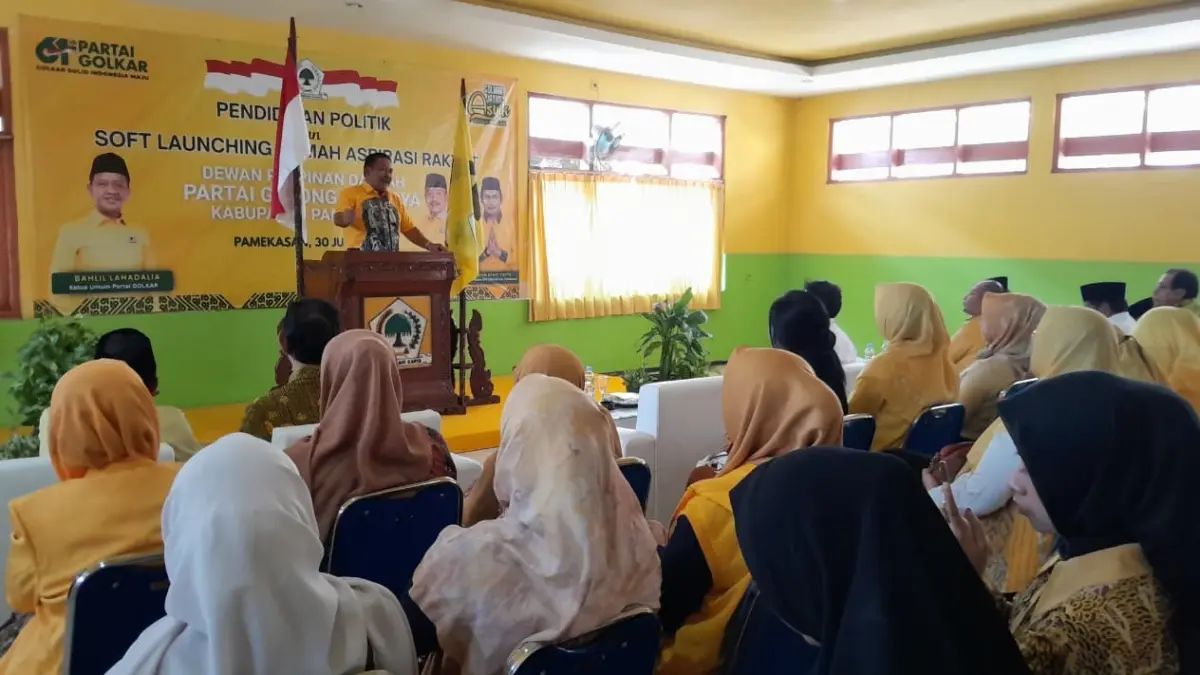 KONSOLIDASI: Ketua DPD Partai Golkar Jawa Timur Ali Mufthi saat memberikan arahan DALAM kegiatan pendidikan politik di DPD Partai Golkar Pamekasan, Kamis (30/7).