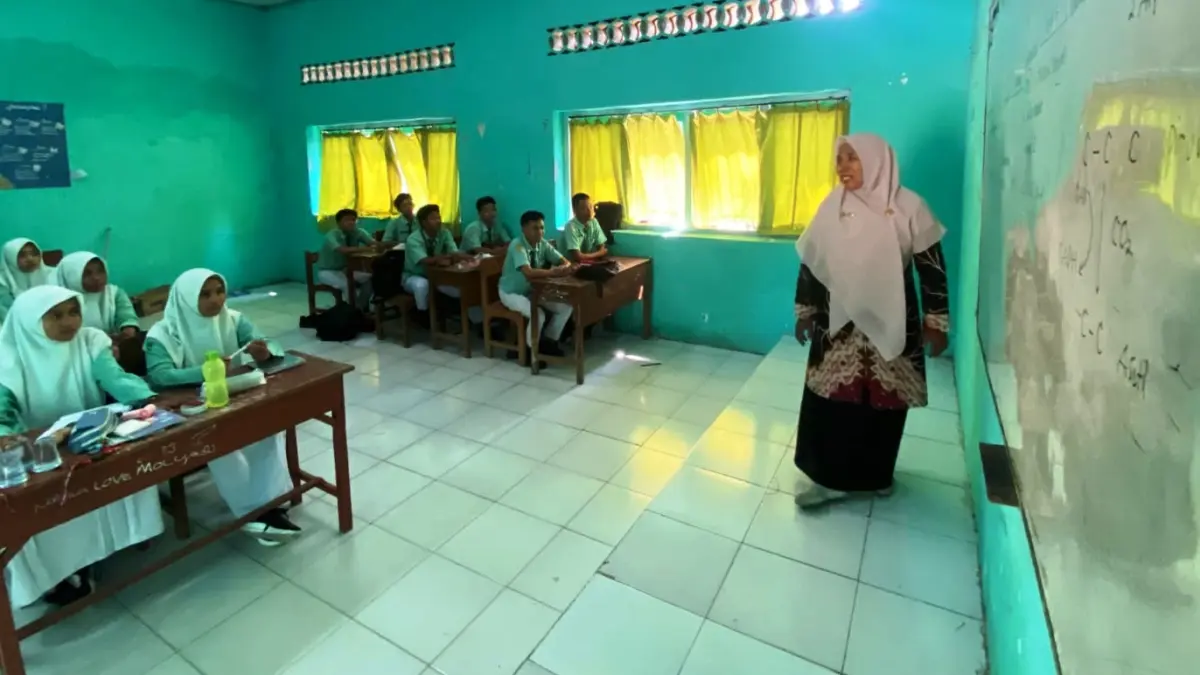 MENDIDIK: Siti Aisah sedang mengajar di MAN Sampang, Kamis (30/7).