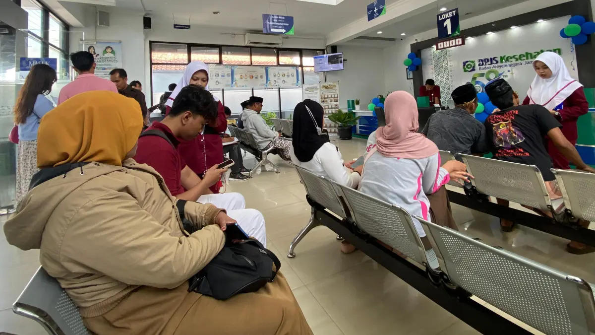 PELAYANAN PUBLIK: Pengunjung berada di ruang tunggu Kantor BPJS Kesehatan Cabang Pamekasan, Selasa (28/7)