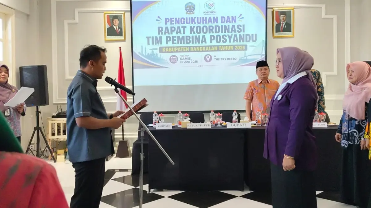 SAKRAL: Bupati Bangkalan Lukman Hakim (tengah depan) mengukuhkan Lutfiana Lukman Hakim sebagai Ketua Tim Pembina Posyandu di Jalan HOS Cokroaminoto, Kamis (30/7).