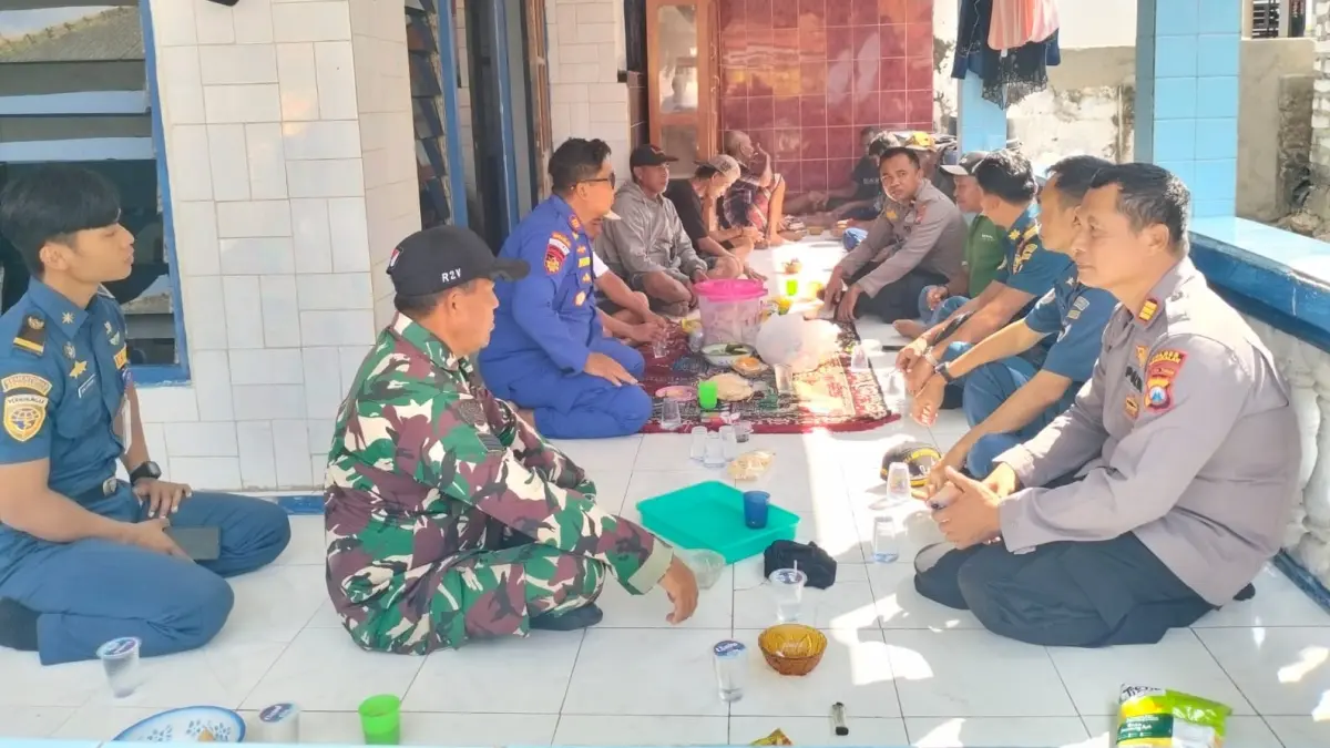 SELAMAT: ABK KM Griya Idola berada di rumah warga bersama petugas TNI dan polisi di Dusun Tengah, Desa Banyusangka, Tanjungbumi, Kamis (30/7).