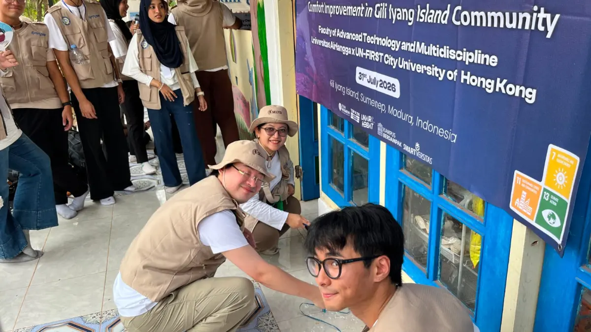 F - adv unair (2)
MOH IQBAL/JPRM
BERI MANFAAT: Wakil Dekan III FTMM Unair, Prastika Krisma Jiwanti Ph.D (kiri) bersama City University of Hong Kong saat melakukan pemasangan Teknologi Pelapis Pendingin untuk Peningkatan Kenyamanan Termal di pulau Gili Iyang Kecamatan Dungkek Kabupaten Sumenep, Jumat (31/7).