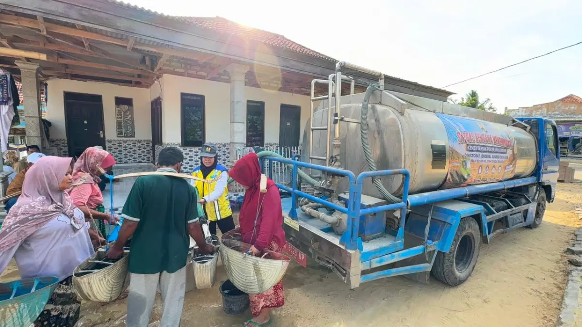BANTUAN: Distribusi air bersih oleh BWS Brantas di salah satu desa di Kabupaten Pamekasan