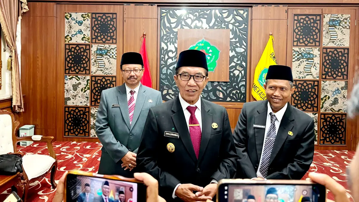 BERI PENJELASAN: Bupati Pamekasan KH. Kholilurrahman (tengah) memberikan keterangan di Peringgitan Dalam Jumat (31/7). (MOH. IQBAL AFGANI/JPRM)