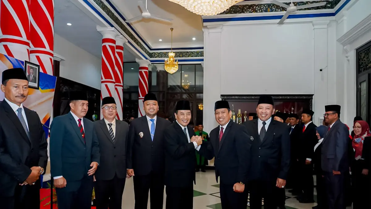 BERJABAT TANGAN: Manatan Sekkab Sampang Yuliadi Setiyawan bergenggaman tangan dengan PJ Sekda Faisol Ansori di Pendapa Trunojoyo Sampang, Sabtu (1/8).