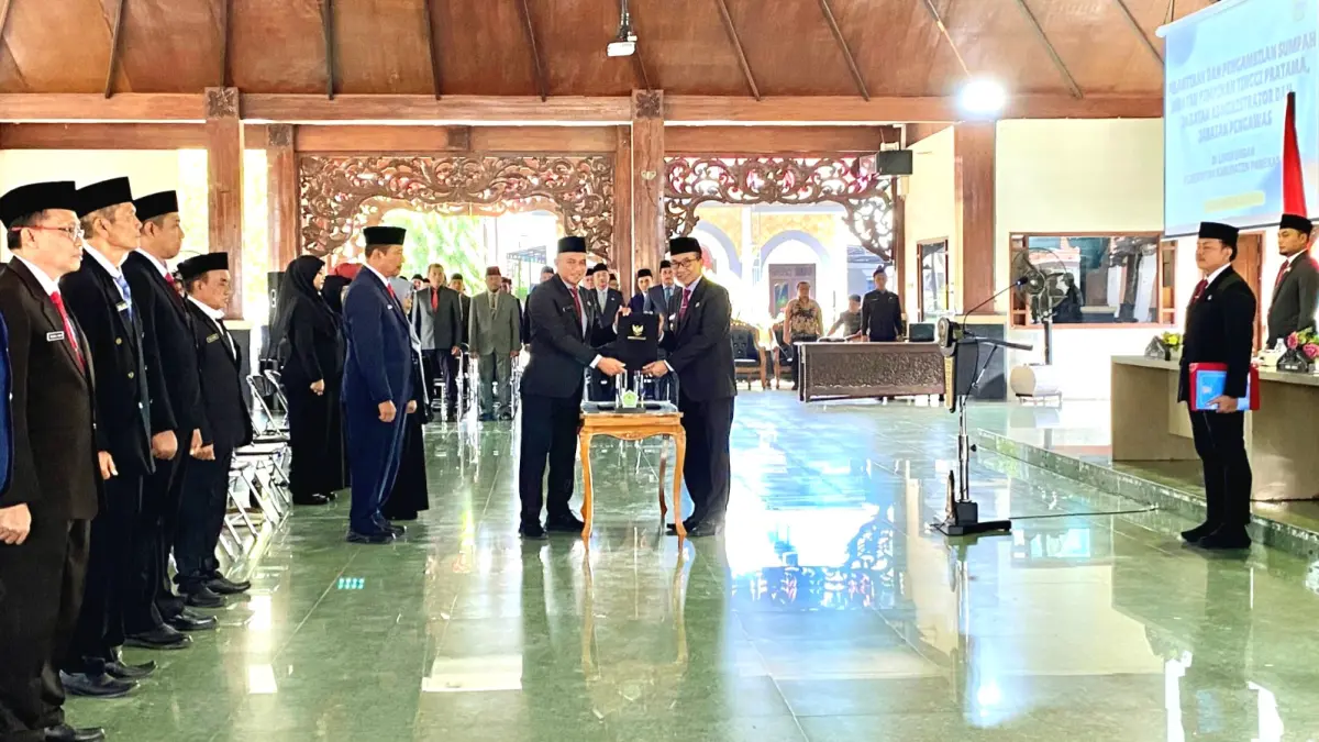 BERWIBAWA: Bupati Pamekasan KH. Kholilurrahman memimpin pelantikan dan pengambilan sumpah pejabat di Mandhapa Agung Ronggosukowati, Jumat (31/7). (MOH. IQBAL AFGANI/JPRM)
