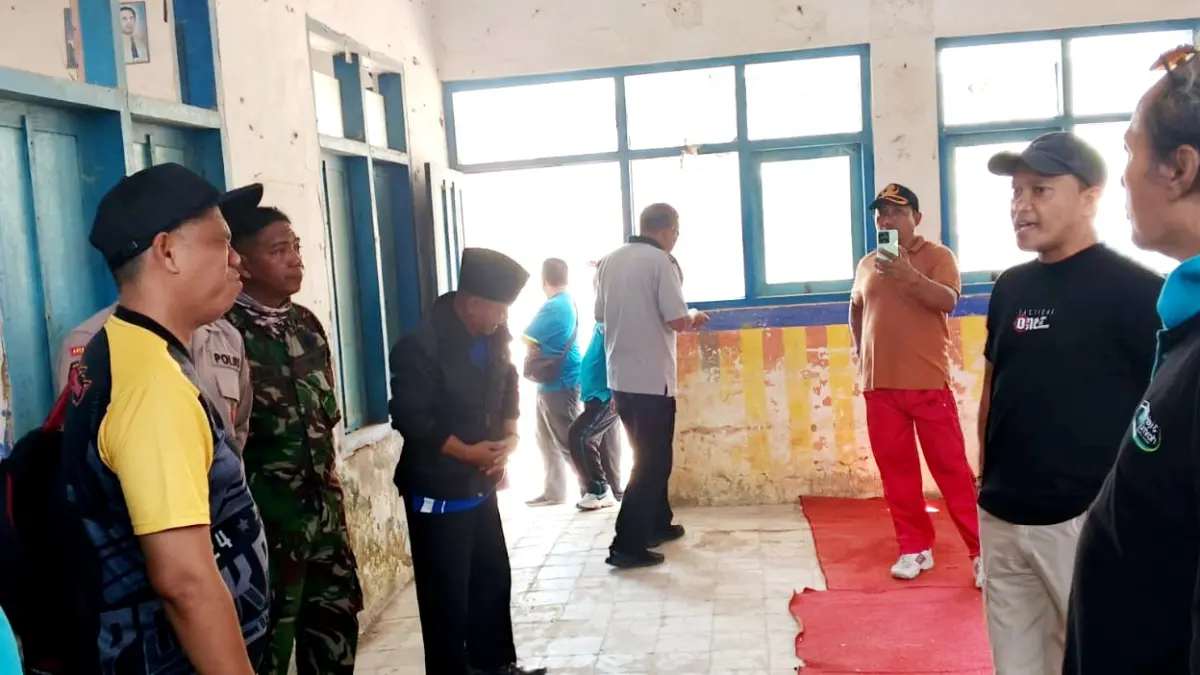 DIPANTAU: Kabid Pembinaan SD Dispendik Bangkalan bersama Camat Konang dan tokoh masyarakat meninjau langsung bangunan sekolah yang ambruk Jumat (31/7). (SDN KONANG 4 UNTUK JPRM)