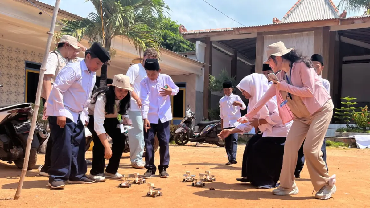 F - adv unair (3)
MOH IQBAL/JPRM
BERBAGI PENGETAHUAN: Peserta didik bersama peserta Segta 2026 FTMM Unair saat mengaplikasikan Paket Mobil Tenaga Surya Berbasis STEM yang selesai dirakit di pulau gili Iyang Kecamatan Dungkek Kabupaten Sumenep, kemarin.