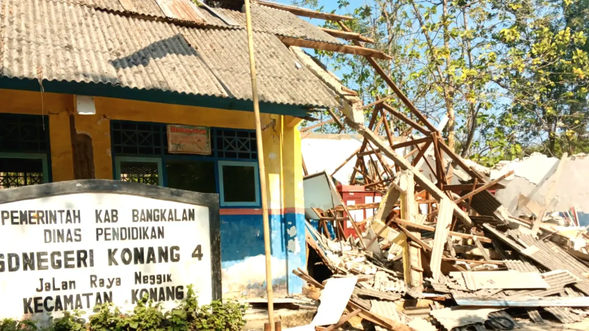 HANCUR LEBUR: Bangunan SDN Konang 4, Kecamatan Konang, Bangkalan, ambruk pada Kamis (30/7) siang. (SDN KONANG 4 UNTUK JPRM)