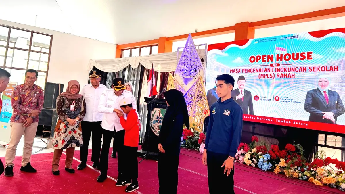 MENDUKUNG PENUH: Bupati Sampang Slamet Junaidi usai menyematkan pin pada salah satu siswa, simbolis dibukanya MPLS di Sekolah Rakyat, Jumat (31/7). (UBAIDILLAHIR RA’IE/JPRM)