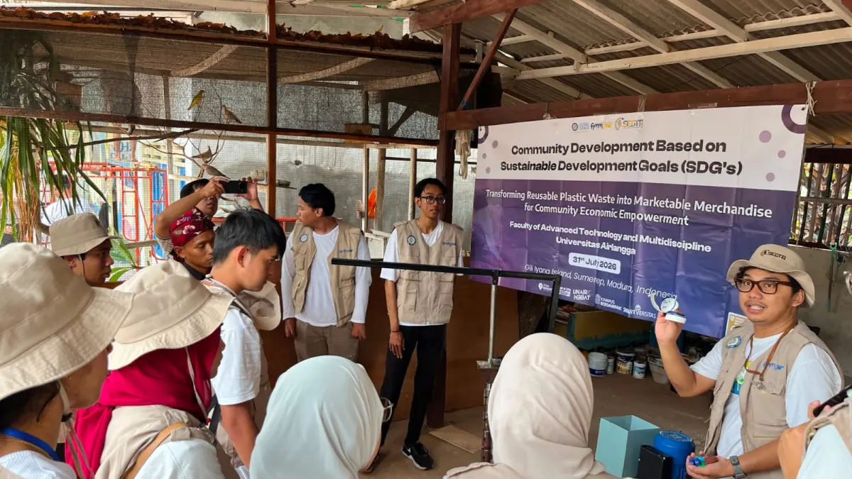 F - adv unair (1)
MOH IQBAL/JPRM
FOKUS: Dosen Teknik Elektro FTMM Unair Yoga Uta Nugraha, S. T., M.T. (kanan) saat menjelaskan tentang pemanfatan limbah plastik menjadi Produk Bernilai Jual dalam kegiatan Segta 2026 di pulau Gili Iyang Kecamatan Dungkek Kabupaten Sumenep, Jumat (31/7).