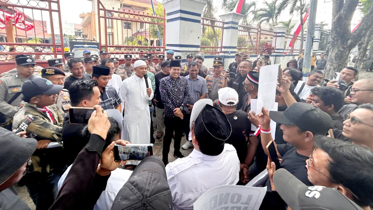 SOLID: Aliansi jurnalis di Kabupaten Sampang saat melakukan aksi turun jalan di depan Kantor DPRD Sampang, Jalan Wijaya Kusuma, Sampang, Jumat (31/7). (UBAIDILLAHIR RA’IE/JPRM)