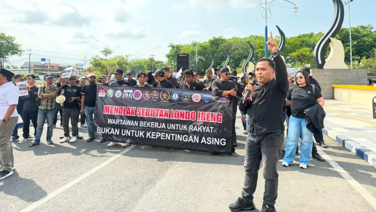 TURUN JALAN: Massa aliansi jurnalis Kabupaten Sampang saat melakukan aksi turun jalan di Jalan Raya KH Wahid Hasyim, Alun-Alun Trunojoyo, Sampang, Jumat (31/7).