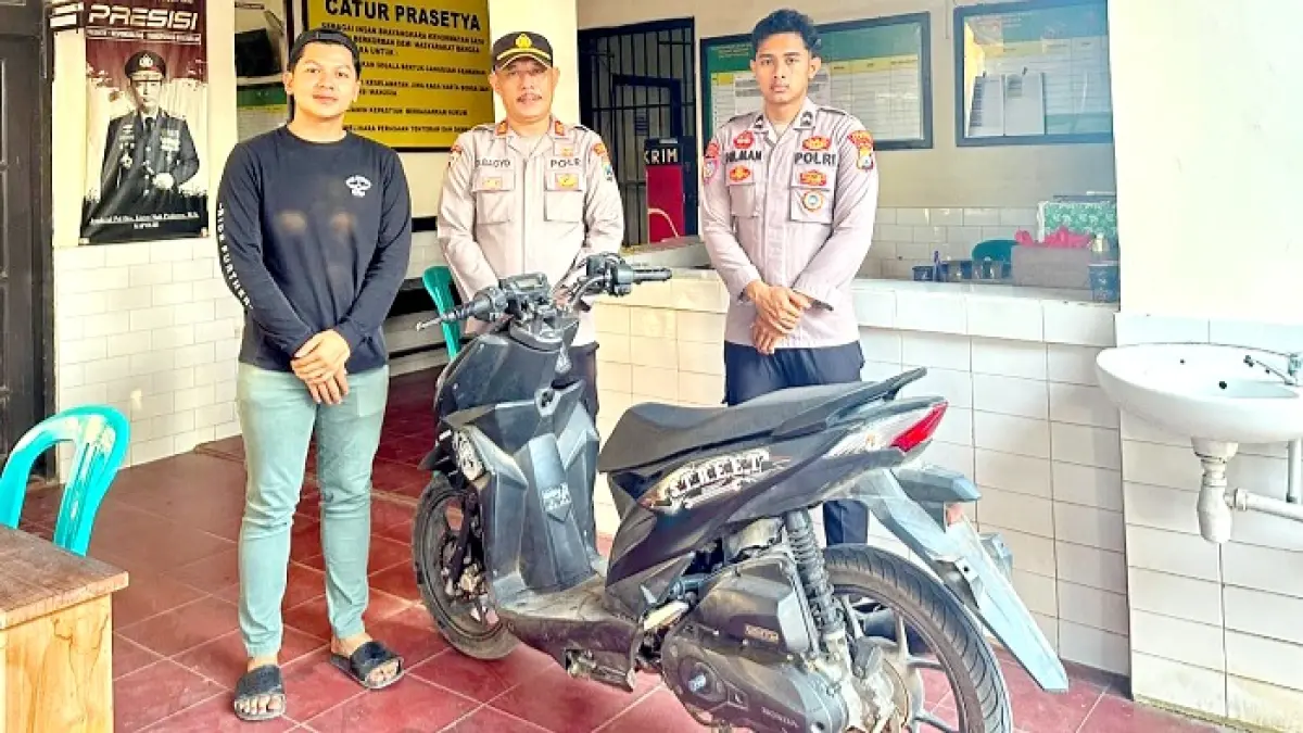 BARANG BUKTI: Jajaran Polsek Kangean, Sumenep,&nbsp;menunjukkan satu unit kendaraan yang berhasil diungkap dalam kasus pencurian di kantornya pada Jumat (31/7). (HUMAS POLRES SUMENEP UNTUK JPRM)