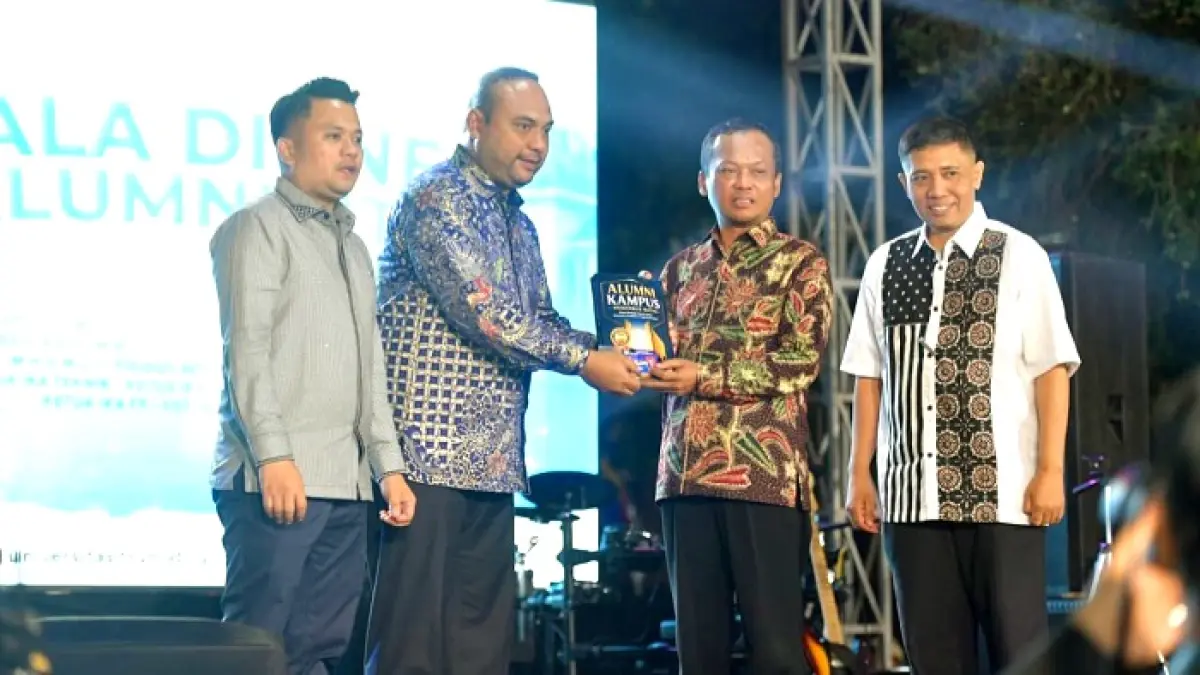 KAUM INTELEKTUAL: Ketua IKA UTM Abdul Halim didampingi sekretarisnya, Slamet Ariyadi, menyerahkan buku kepada Rektor UTM Prof. Dr. Safi’, Sabtu (1/8) malam. (UTM UNTUK JPRM)
