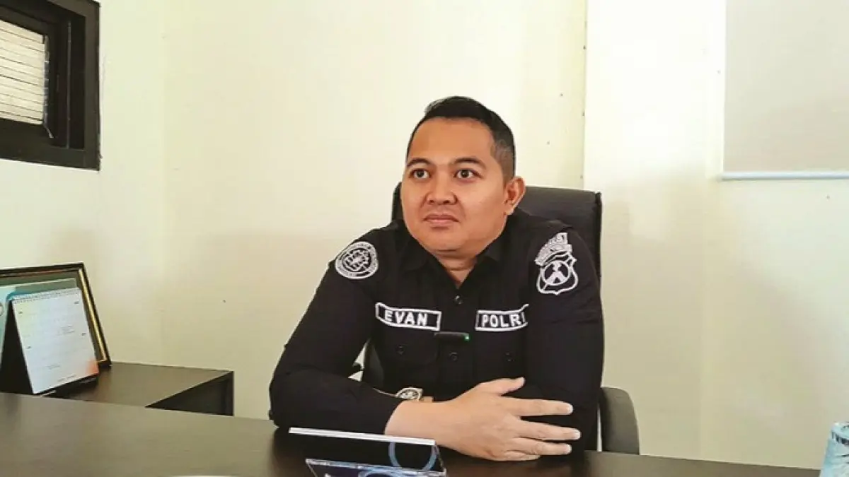 KOMITMEN: Kasihumas Ipda Yoni Evan Pratama saat ditemui di ruang kerjanya. (M. KHOLIL RAMLI/JPRM)