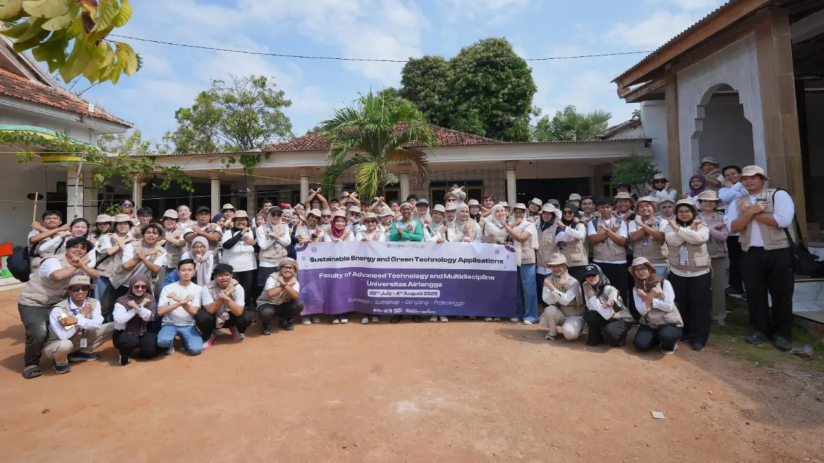 KOMPAK: Peserta SEGTA 2026 FTMM Unair berfoto bersama tokoh masyarakat Pulau Gili Iyang, Kecamatan Dungkek, pada Jumat (31/7). (ANDRI UNTUK JPRM)