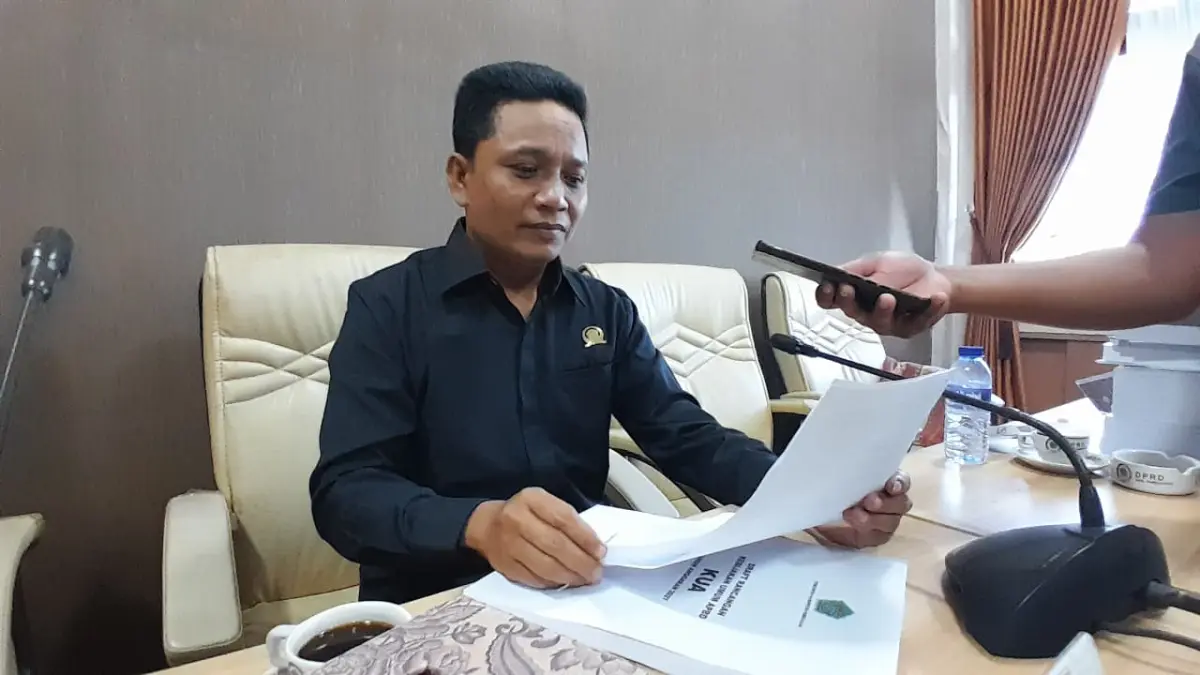 KRITIS: Sekretaris Fraksi PKB DPRD Pamekasan Moh. Hasyim Asyari saat ditemui di ruang kerjanya.