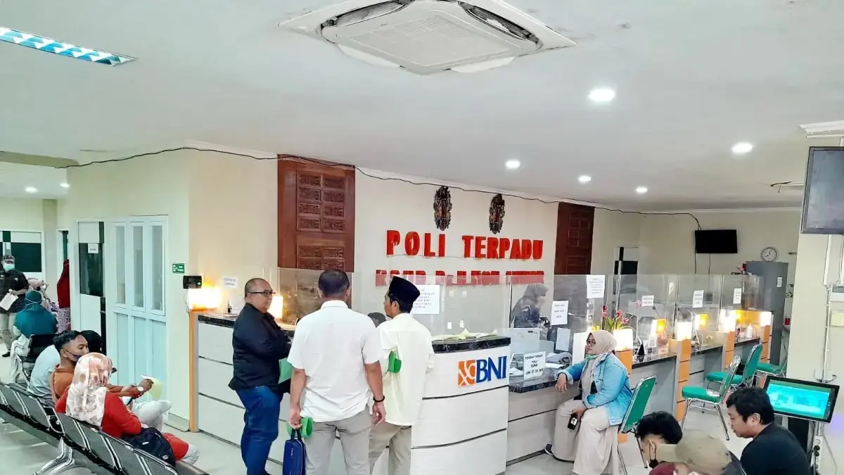 MELAYANI: Sejumlah warga tengah mengantre untuk mendapatkan pelayanan di Poli Terpadu RSUD dr. H. Moh. Anwar Sumenep.&nbsp;