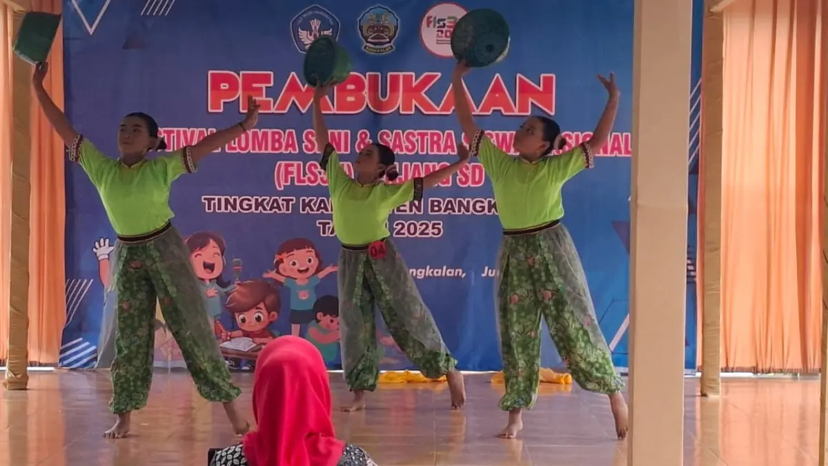 RANCAK: Brilliant Wahyu Tri Nuraini tampil dalam FLS3N jenjang SD se-Kabupaten Bangkalan 2025 dengan judul tari Kor-akoran. 
