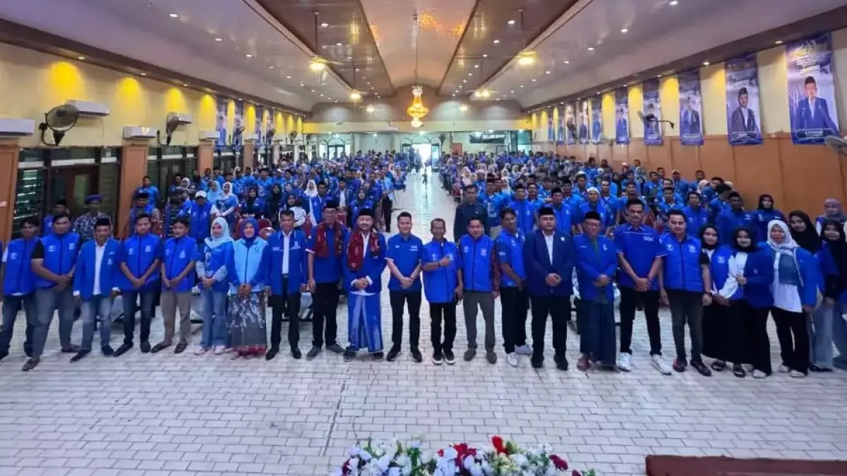 SOLID: Pengurus DPP, DPW, DPD, dan DPC PAN se-Kabupaten Sampang serta relawan berfoto bersama usai pengukuhan di Gedung PKPRI Trunojoyo, Sampang, Sabtu (1/8).