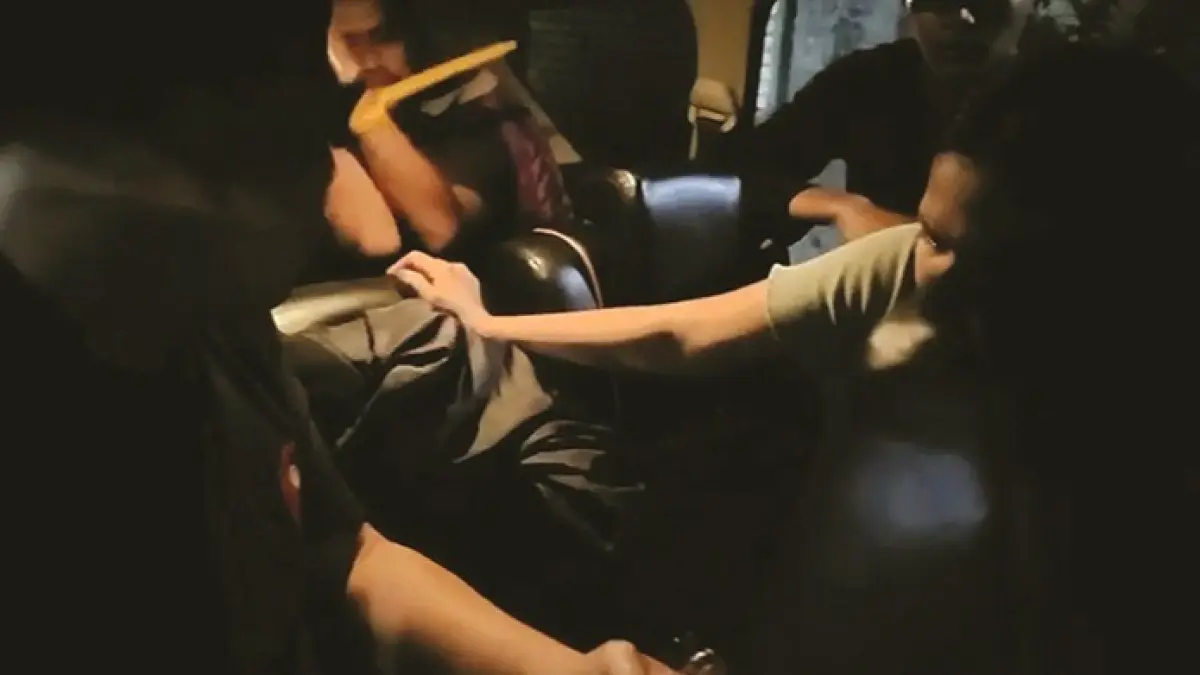 TAK BERKUTIK: Tim Polsek Blega mengamankan pelaku pencurian sepeda motor berinisial JS di Gresik, Kamis (30/7). (POLSEK BLEGA UNTUK JPRM)