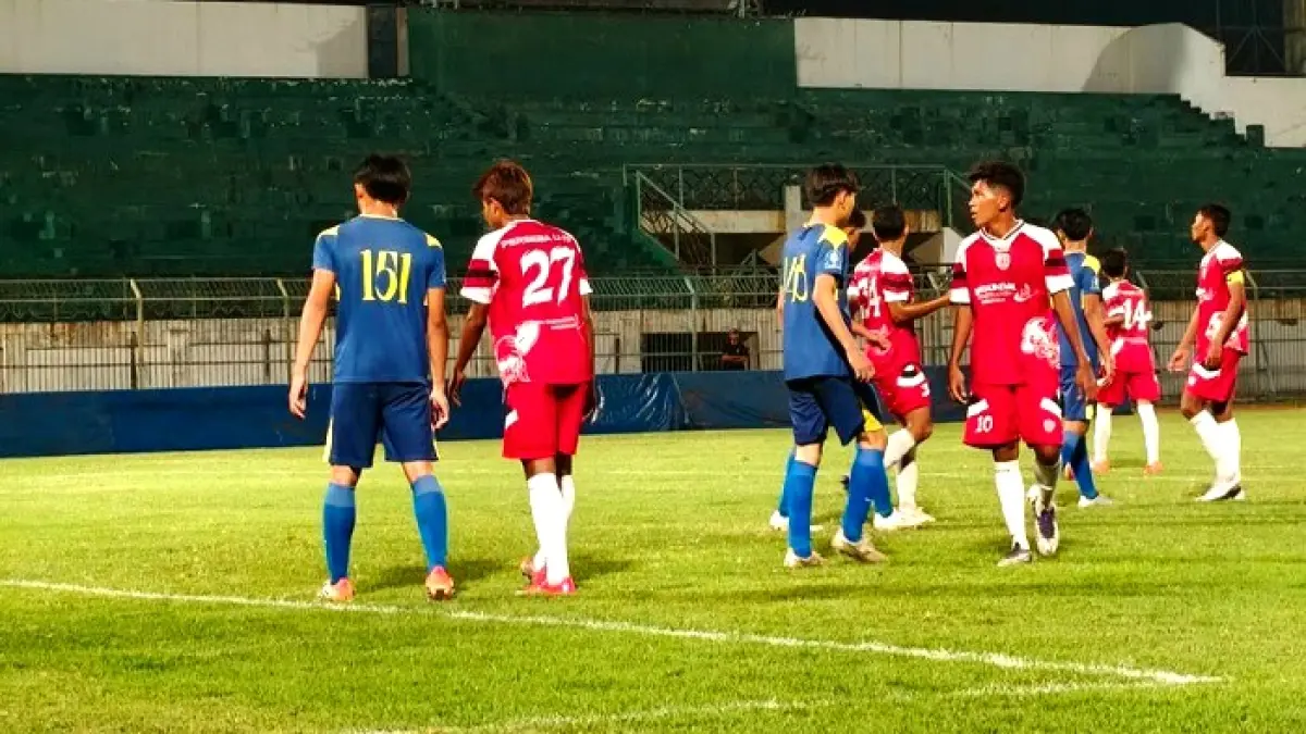 TAMPIL MEYAKINKAN: Perseba Bangkalan U-17 melakoni laga uji coba melawan Arema U-18 di SGB, Sabtu (25/7). (PERSEBA BANGKALAN UNTUK JPRM)