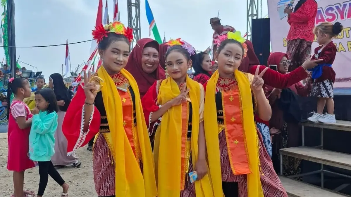 TRADISIONAL: Brilliant Wahyu Tri Nuraini berpose sebelum menari Malate Sato’or dalam rangka perayaan rokat tase’ di Desa Banyusangka, Kecamatan Tanjungbumi, Bangkalan, Minggu (26/7).