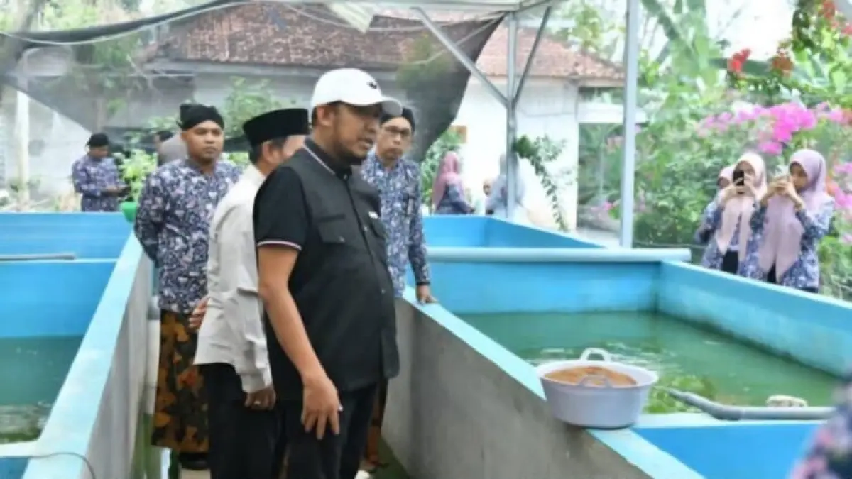 TURUN LANGSUNG: Bupati Sumenep Achmad Fauzi Wongsojudo saat meninjau budidaya lele di Desa Bataal Timur, Kecamatan Ganding, pada Kamis (30/7).