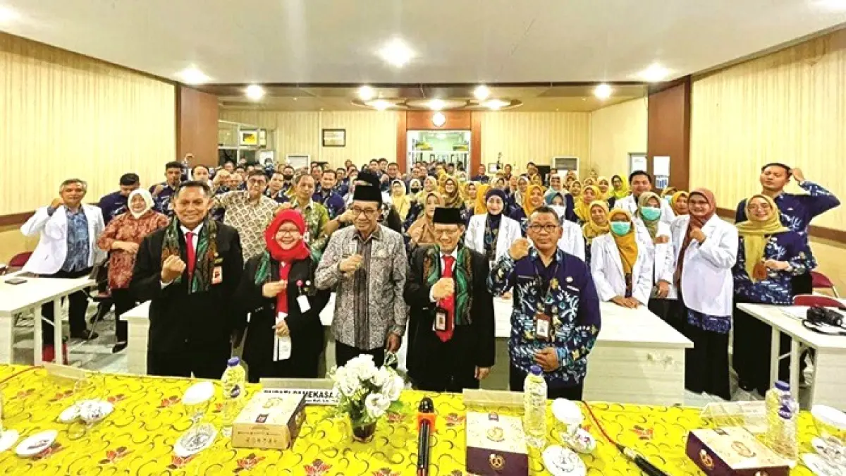 BERKOMITMEN: Bupati Pamekasan KH. Kholilurrahman (tengah), Plt Direktur RSUD Smart Pamekasan dr. Syaiful Hidayat, Sp.P (kanan) dan tamu undangan berfoto dengan tim survei reakreditasi rumah sakit, Rabu (29/7). (RSUD SMART PAMEKASAN UNTUK JPRM)