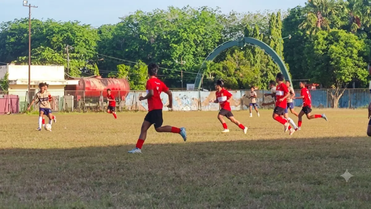 FOKUS: Perssu Madura City (kaus merah) saat bertanding dengan Football Traveler Sumenep di Stadion A. Yani, Desa Pabian, Kecamatan Kota Sumenep, Sabtu (11/7).&nbsp;