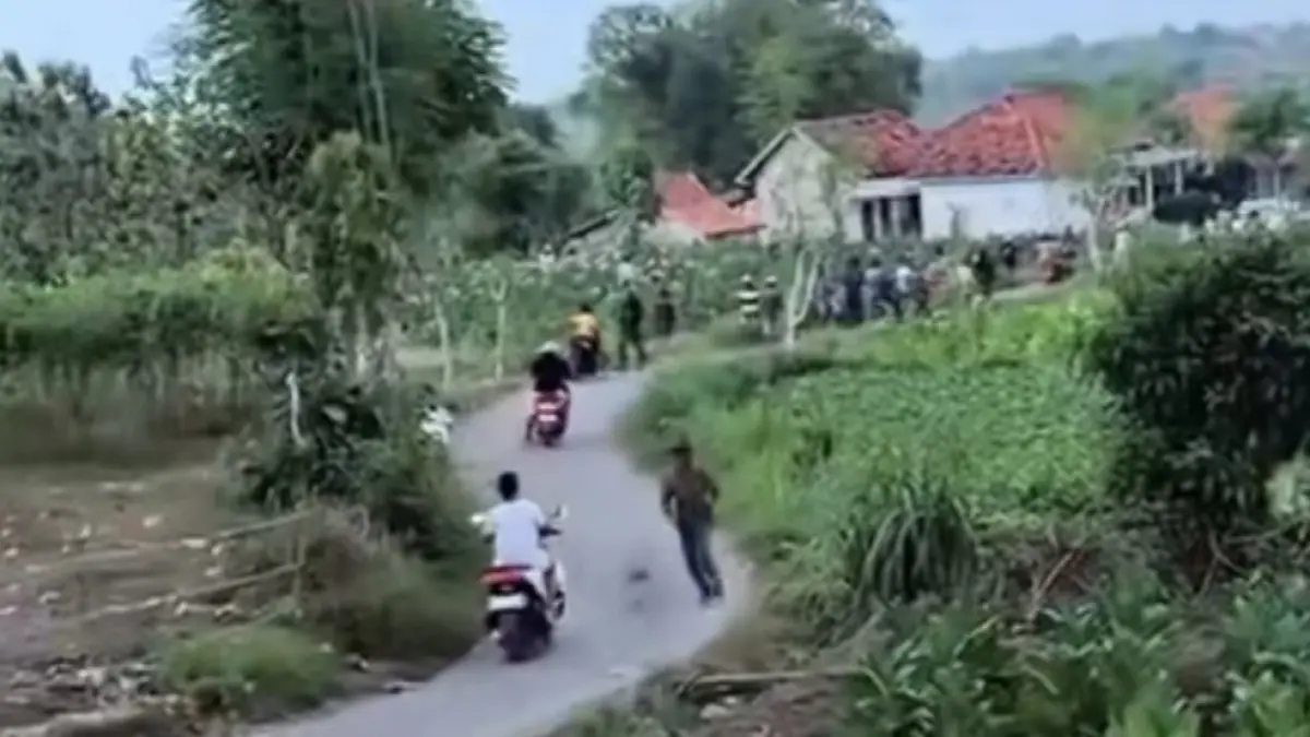 HOAKS: Tangkapan layar video amatir warga berlarian saat terjadi penggerebekan dan penembakan di Kecamatan Sokobanah yang dipastikan hoaks.
