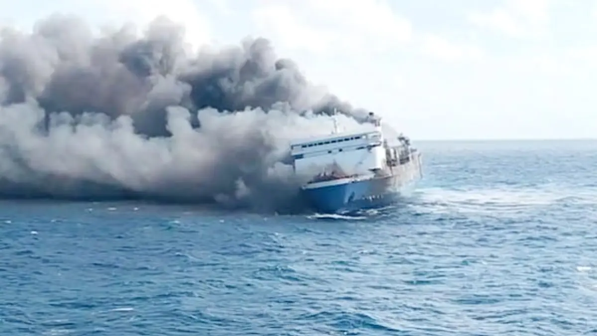 KM Mutiara Sentosa 2 yang melayani rute Surabaya–Makassar terbakar di perairan utara Kabupaten Sumenep, Minggu (2/8).