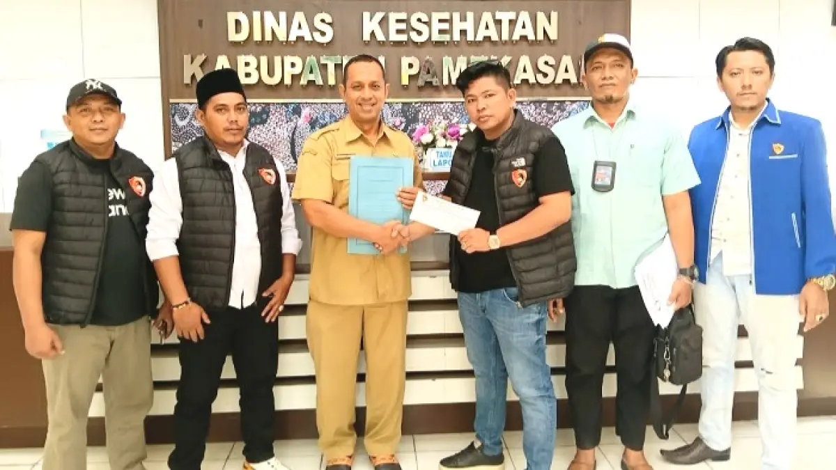 KOMITMEN: Aktivis SBPIJ saat menyerahkan surat aduan dugaan malapraktik RSIA Puri Bunda Madura kepada perwakilan Dinkes Pamekasan, Senin (22/6). (RIZKIANTO UNTUK JPRM)