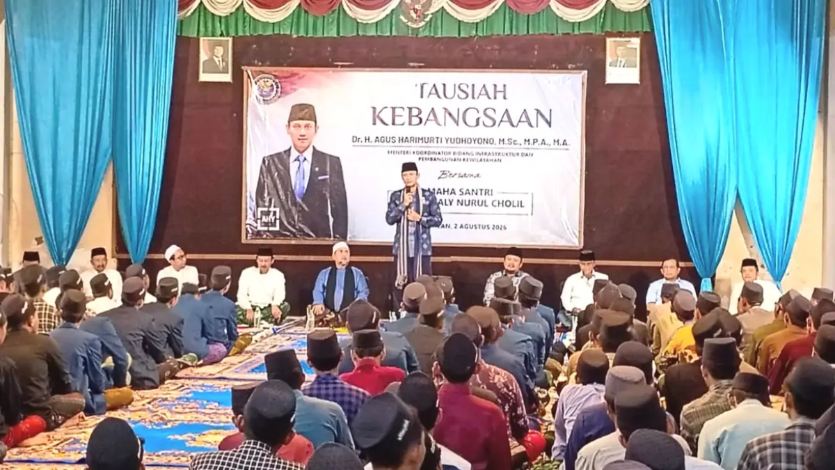 PEMIMPIN MASA DEPAN: Menteri Koordinator Bidang Infrastruktur dan Pembangunan Kewilayahan Agus Harimurti Yudhoyono memberikan tausiah kebangsaan di Ponpes Nurul Cholil Bangkalan, Minggu (2/8). (MUSTAFA UNTUK JPRM)