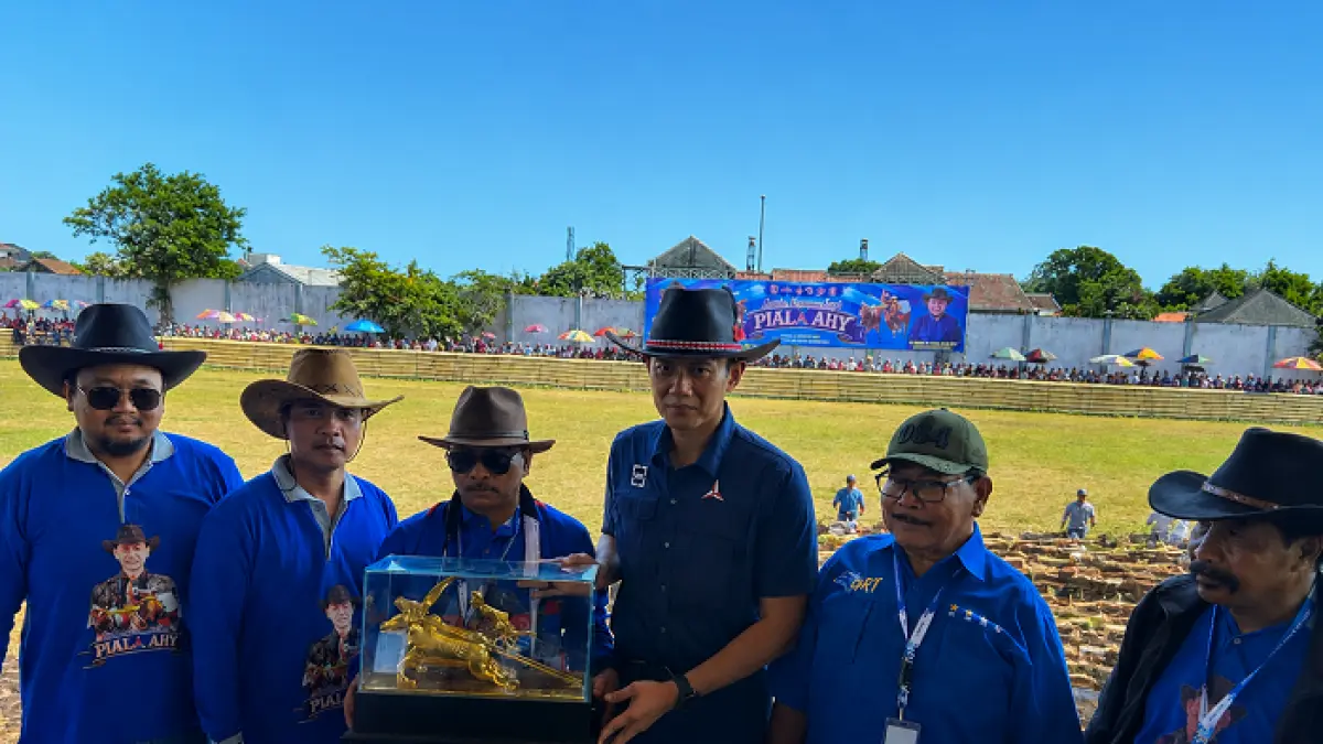 PENGHARGAAN: AYH menyerahkan seacara simbolis piala kepada tokoh karapan sapi di Stadion Karapan Sapi RP Moch. Noer.