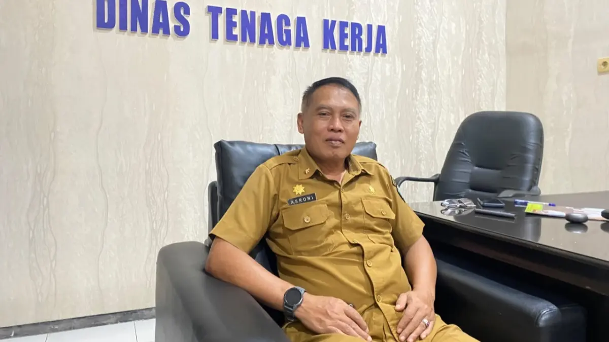 RAMAH: Kepala Disnaker Sampang Asroni saat ditemui di kantor Disnaker Sampang, Selasa (28/7).