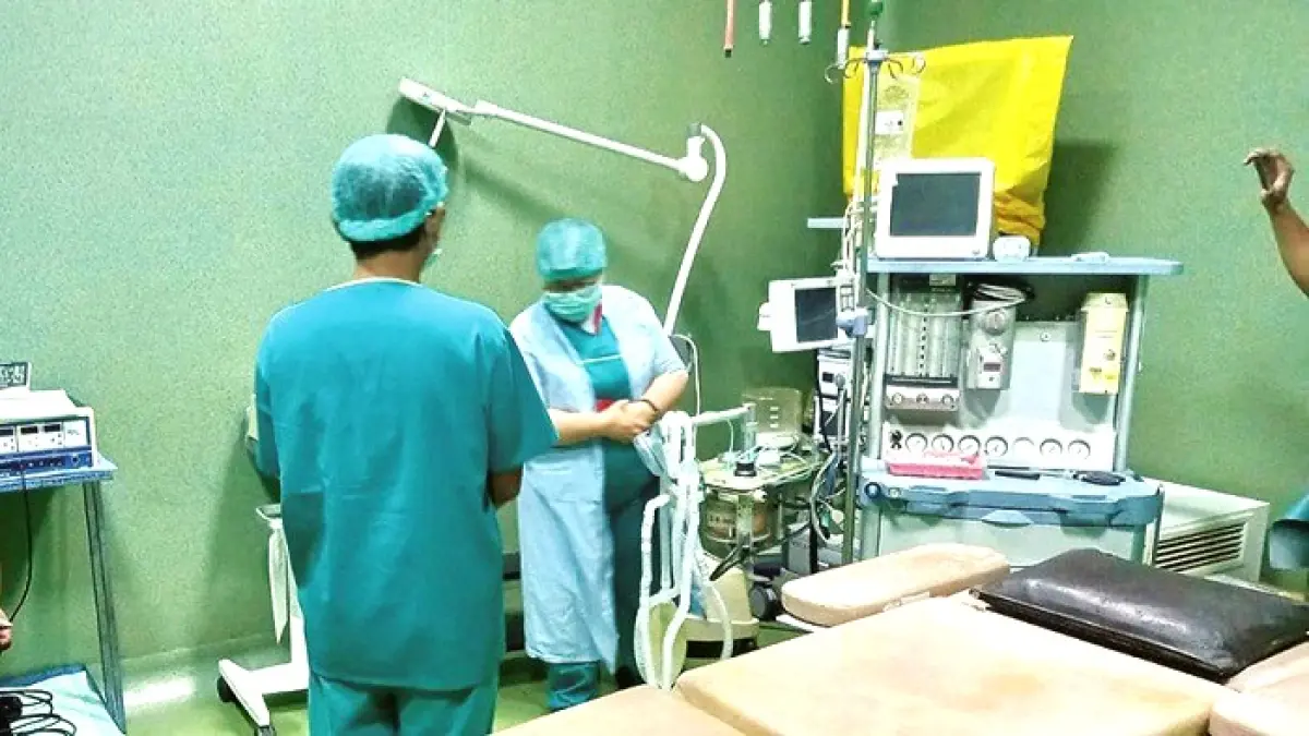 SERIUS: Tim survei reakreditasi mengecek salah satu ruangan RSUD Smart Pamekasan. (RSUD SMART PAMEKASAN UNTUK JPRM)