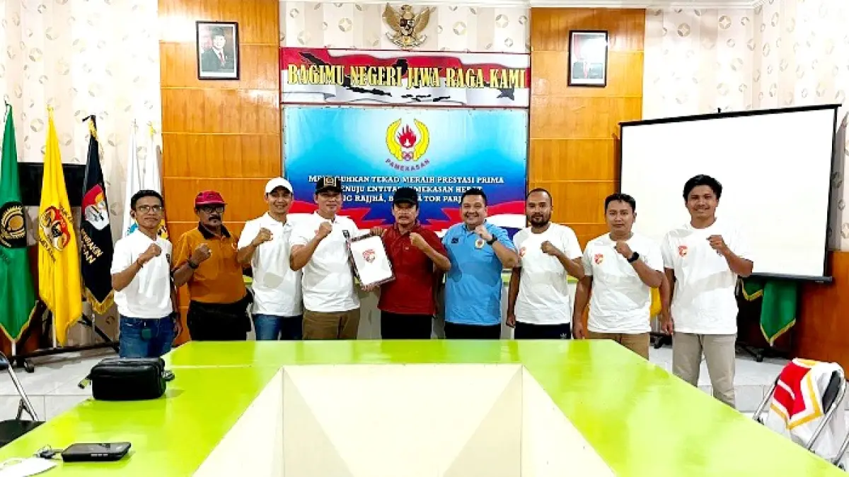 SIMBOLIS: Ketua KSMI Pamekasan Mahfud didampingi pengurus menyerahkan berkas ke Ketua Umum KONI Pamekasan Faruk Ali, Rabu (25/2). (KSMI UNTUK JPRM)