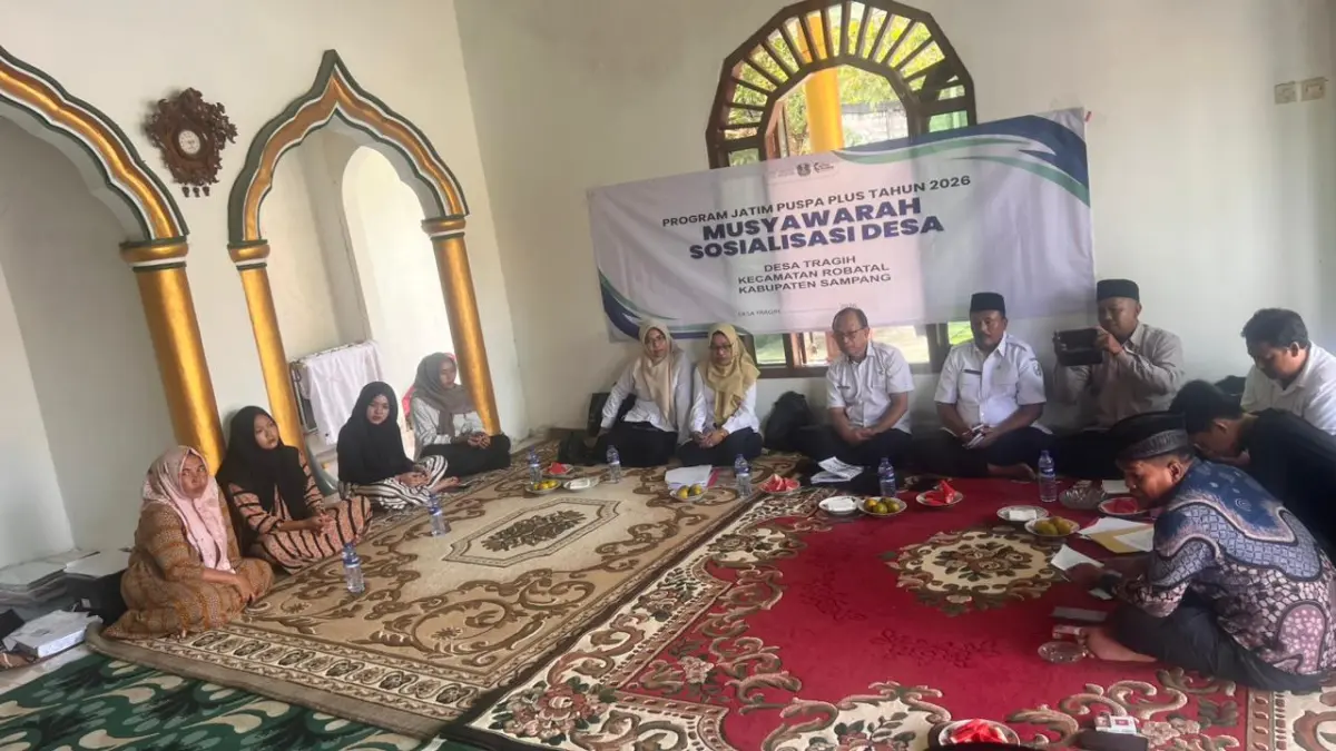 SOSIALISASI: Petugas DPMD saat memberikan sosialisasi Jatim Puspa di Desa Tragih, Kecamatan Robatal, beberapa waktu lalu.